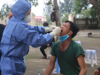 Cán bộ Trung tâm Kiểm soát bệnh tật tỉnh Quảng Bình lấy mẫu xét nghiệm trường hợp F1 liên quan đến bệnh nhân BN1291 tái dương tính.