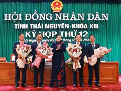 Bà Nguyễn Thanh Hải, Bí thư Tỉnh ủy, Trưởng Đoàn đại biểu Quốc hội tỉnh Thái Nguyên tặng hoa chúc mừng các nhân sự được bầu giữ các chức danh chủ chốt của HĐND và UBND tỉnh.