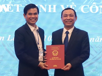 Chủ tịch UBND tỉnh Sơn La Hoàng Quốc Khánh trao quyết định bổ nhiệm cho ông Nguyễn Đức Thành.