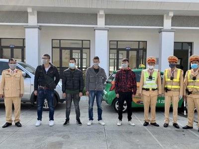 Tổ công tác bàn giao 4 đối tượng cho Công an huyện Hữu Lũng (Lạng Sơn) xử lý.