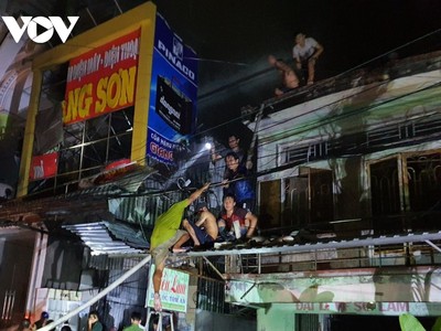 Đông đảo người dân cùng tham gia chữa cháy với lực lượng chức năng.