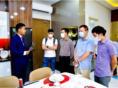 Khách hàng tham quan căn hộ mẫu dự án LDG Sky.