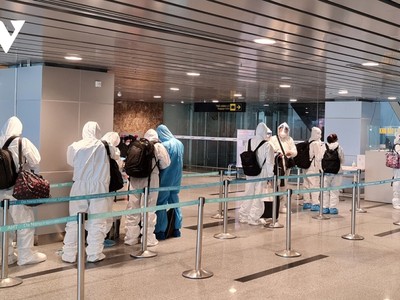 Các chuyên gia đang được kiểm tra y tế trước khi lên xe về khu cách ly.