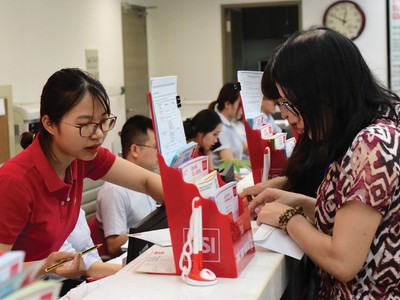 Thị trường chứng khoán tiếp tục thu hút các nhà đầu tư đến mở tài khoản và giao dịch.