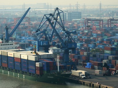 Nhiều cảng biển Việt Nam bắt đầu tấp nập giao thương. Ảnh: Dũng Minh.