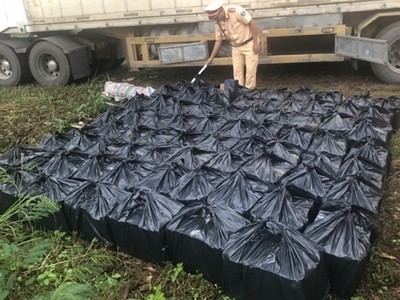 77 thùng chứa 462 chai rượu ngoại Chivas 21 không rõ nguồn gốc bị bắt tại hiện trường.