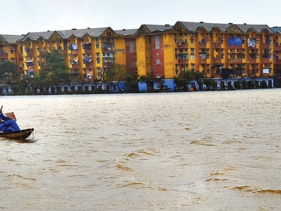 Từ đầu tháng 10, miền Trung liên tiếp hứng chịu 5 cơn bão gây mưa lớn kéo dài, lũ lụt và sạt lở đất nghiêm trọng. Ảnh: Trần Thế Phong.