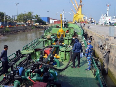 Tàu dầu HP-4687 bị tạm giữ.