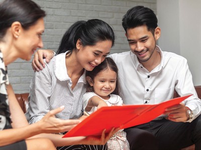 Hiếm có khách hàng nào đọc được hết và hiểu rõ hợp đồng bảo hiểm nếu người tư vấn không am hiểu và tận tình hỗ trợ. Ảnh: Shutterstock.