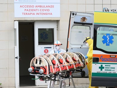 Nhân viên y tế chuyển bệnh nhân nhiễm COVID-19 tới bệnh viện ở Rome, Italy. (Ảnh: THX/TTXVN).