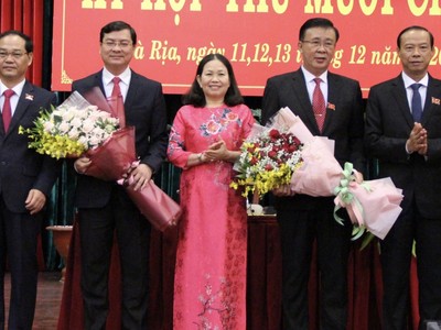 Ông Nguyễn Công Vinh (thứ 2 từ trái qua) được bầu làm Phó chủ tịch UBND tỉnh Bà Rịa - Vũng Tàu.
