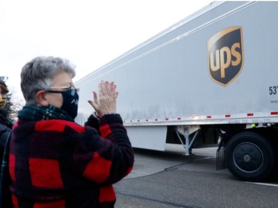 Đoàn xe tải chở những lô vaccine ngừa Covid-19 đầu tiên rời khỏi cơ sở sản xuất của Pfizer ở Kalamazoo, Michigan (Ảnh: AFP).