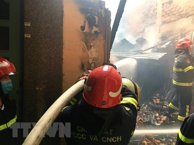 Lực lượng cứu hỏa triển khai chữa cháy. (Ảnh: TTXVN phát).