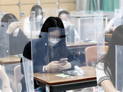 Số ca mắc Covid-19 tăng đột biến, Hàn Quốc yêu cầu học sinh học trực tuyến (Ảnh: Financial Times).