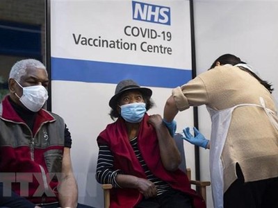 Tiêm vắcxin phòng COVID-19 cho người dân tại bệnh viện ở London, Anh. (Ảnh: AFP/TTXVN).