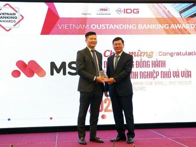 Ông Nguyễn Thế Minh – Phó tổng giám đốc MSB, Tổng giám đốc Ngân hàng Doanh nghiệp nhận giải thưởng từ Ban tổ chức.