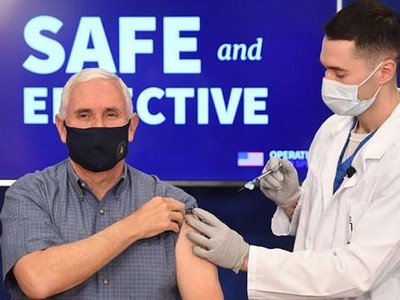 Phó Tổng thống Mỹ Mike Pence tiêm vắcxin ngừa COVID-19. (Nguồn: abc7.com).