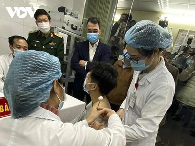 3 tình nguyện viên tiêm thử nghiệm vaccine Covid-19 Việt Nam đều ổn định.