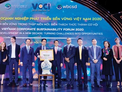 Các đơn vị đón nhận bằng khen của Thủ tướng cho Hội đồng Doanh nghiệp vì sự phát triển bền vững Việt Nam.