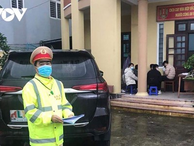 Lực lượng Trạm Cảnh sát giao thông Cửa ô Hòa Hiệp phát hiện ô tô chở 6 người Trung Quốc nhiều nghi vấn.