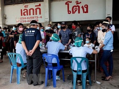 Người dân xếp hàng chờ xét nghiệm COVID-19 tại Samut Sakhon, Thái Lan, ngày 19/12/2020. (Ảnh: AFP/TTXVN).