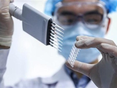 Nghiên cứu viên kiểm tra mẫu vắcxin phòng dịch COVID-19 tại nhà máy của Tập đoàn công nghệ dược phẩm quốc gia Trung Quốc ở Bắc Kinh. (Ảnh: THX/TTXVN).