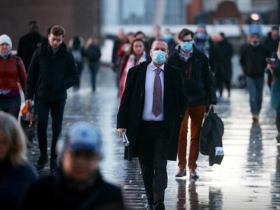 Người dân Anh đi bộ qua cầu London ngày 15-12 trong khi virus SARS-CoV-2 vẫn đang lây lan nhanh chóng. Ảnh: Reuters.