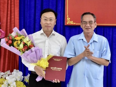 Bí thư Tỉnh ủy Bạc Liêu Lữ Văn Hùng trao Quyết định, tặng hoa chúc mừng ông Huỳnh Hữu Trí được luân chuyển, chỉ định giữ chức Bí thư Thành ủy Bạc Liêu.