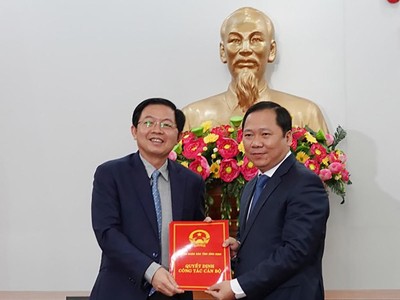 Ông Hồ Quốc Dũng (bên trái) Bí thư Tỉnh ủy trao Quyết định chuẩn y Chủ tịch UBND tỉnh Bình Định cho ông Nguyễn Phi Long.