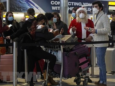 Hành khách chờ làm thủ tục khởi hành tại sân bay Heathrow ở Tây London, Anh ngày 21/12. (Ảnh: AFP/TTXVN).