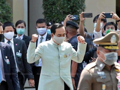 Quan chức Thái Lan đeo khẩu trang ngừa Covid-19. Ảnh: Bangkok Post.