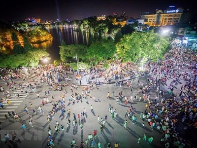 Người đi bộ ở quảng trường Đông Kinh Nghĩa Thục. (Ảnh: Trọng Đạt/TTXVN).