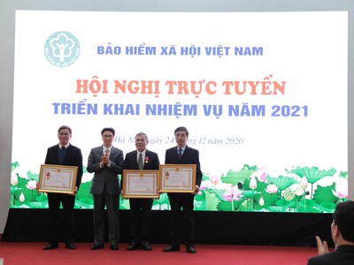 Phó Thủ tướng Chính phủ Vũ Đức Đam đã trao tặng Huân chương Lao động hạng Nhất cho Ban Thu (BHXH Việt Nam); Huân chương Lao động hạng Nhì cho ông Phạm Lương Sơn, Phó Tổng Giám đốc BHXH Việt Nam; Huân chương Lao động hạng Ba cho Vụ Thanh Tra - Kiểm tra (BHXH Việt Nam).