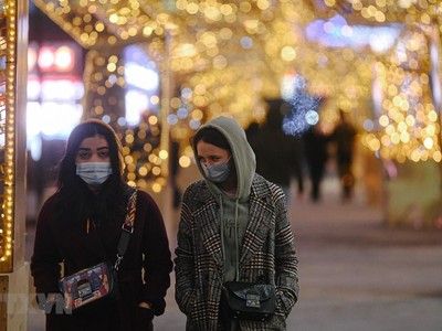 Người dân đeo khẩu trang phòng lây nhiễm COVID-19 tại Moskva, Nga, ngày 23/12/2020. (Ảnh: THX/ TTXVN).