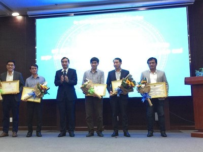 Chủ tịch UBND TP.Đà Nẵng, ông Lê Trung Chinh tặng bằng khen cho các tập thế thực hiện tốt chương trình hợp tác truyền thông với thành phố.