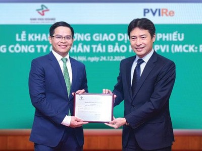 Ông Trịnh Anh Tuấn (bên trái), Tổng giám đốc PVI Re nhận Giấy chứng nhận niêm yết cổ phiếu trên HNX. Ảnh: Dũng Minh.