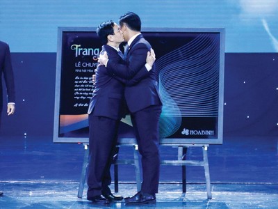 Ông Lê Viết Hải xúc động ôm hôn con trai khi trao trọng trách điều hành Tập đoàn Hòa Bình tại Lễ chuyển giao thế hệ vào ngày 24/11/2020.