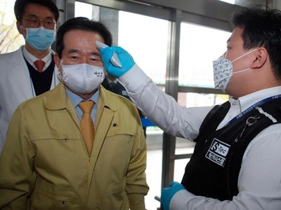 Lãnh đạo Hàn Quốc được kiểm tra thân nhiệt. Ảnh: Yonhap.