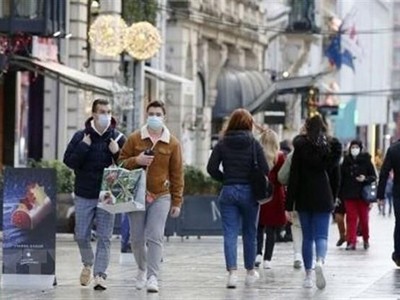 Người dân đeo khẩu trang phòng dịch COVID-19 tại Paris, Pháp. (Ảnh: Kyodo/TTXVN).