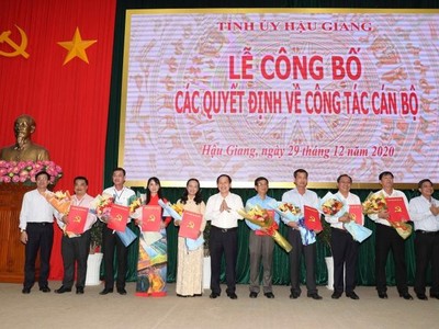Các cán bộ chủ chốt của tỉnh Hậu Giang nhận quyết định điều động, bổ nhiệm.