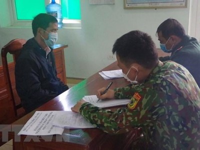 Đối tượng Phương Văn Bắc khai nhận hành vi nhập cảnh trái phép. (Ảnh: Thái Thuần/TTXVN)