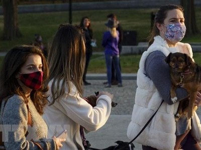 Người dân đeo khẩu trang phòng lây nhiễm COVID-19 tại Washington, D.C., Mỹ, ngày 12/12/2020. (Nguồn: THX/TTXVN).