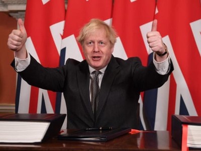 Thủ tướng Anh Boris Johnson ký thỏa thuận chính thức. Ảnh: The Guardian.
