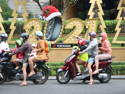 Những cặp vợ chồng trẻ chở nhau trên phố Hai Bà Trưng, Q1.