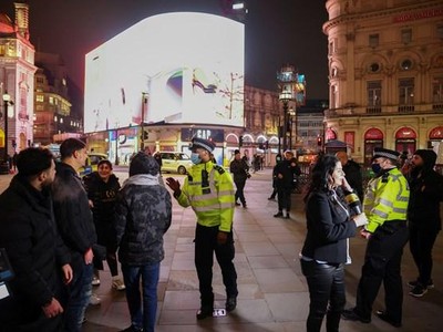 Thủ đô London vắng bóng người trong đêm Giao thừa do dịch bệnh. (Ảnh: Sky News).