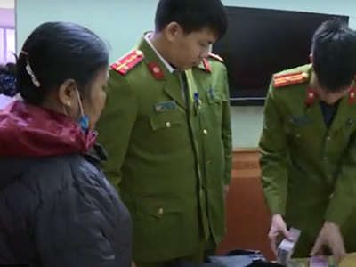 Lực lượng chức năng tịch thu tang vật. (Nguồn: vov.vn).