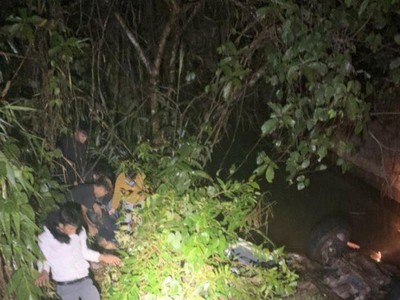 Xe bán tải lao xuống vệ đường, 2 người tử vong