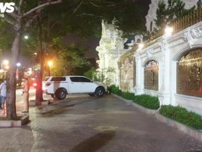 Lực lượng công an có mặt trước tòa lâu đài nguy nga của đại gia Ngô Văn Phát trên đường Lê Hồng Phong.