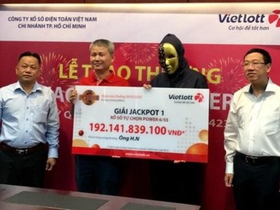 Nhiều giải thưởng "khủng" đã được khách hàng đến nhận trong năm 2020. Ảnh: Đ.V.