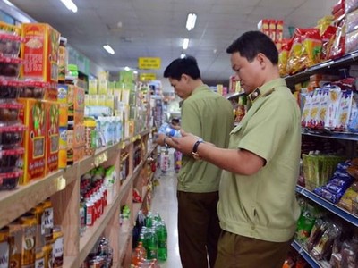 Lực lượng Quản lý thị trường kiểm tra các sản phẩm hàng hóa. (Ảnh: Phạm Kiên/TTXVN).